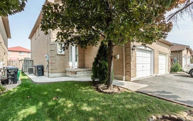 1051 Blizzard Rd, House attached with 3 bedrooms, 3 bathrooms and 3 parking in Mississauga ON | Image 12