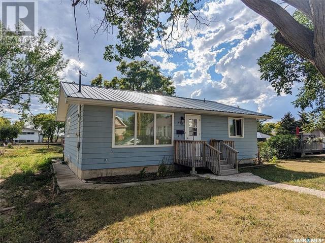410 2nd Avenue, House detached with 2 bedrooms, 1 bathrooms and null parking in Young SK | Image 2