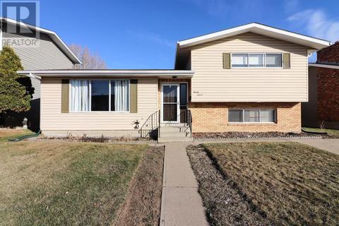 27 Ross Glen Place Se, House detached with 3 bedrooms, 2 bathrooms and 3 parking in Medicine Hat AB | Card Image