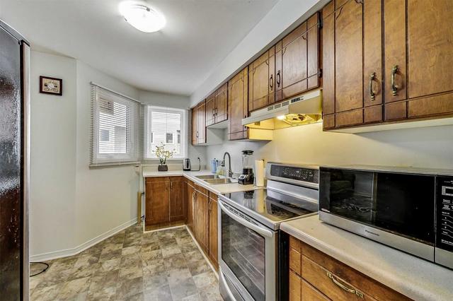 c - 22 Bond St, Townhouse with 3 bedrooms, 2 bathrooms and 2 parking in Brantford ON | Image 6