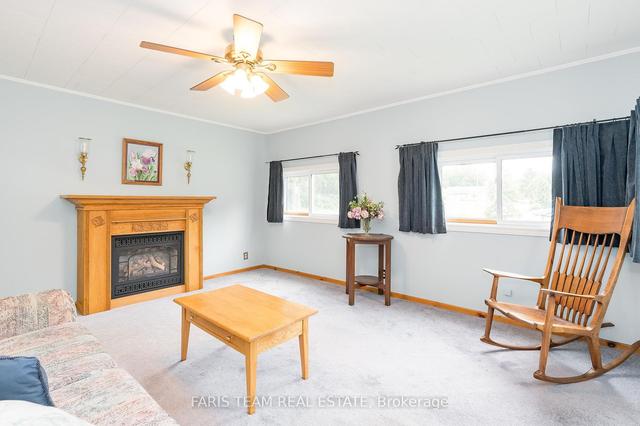 303 Ouida St, House detached with 2 bedrooms, 1 bathrooms and 3 parking in Tay ON | Image 2