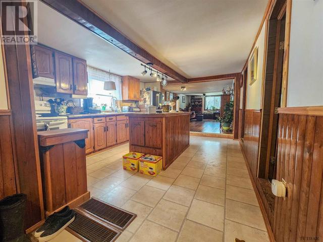 935 Goodfish Rd, House detached with 2 bedrooms, 1 bathrooms and null parking in Kirkland Lake ON | Image 2