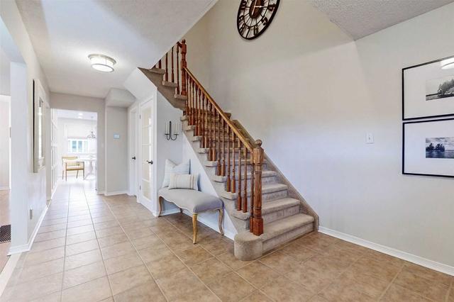 18 Birchfield Crt, House detached with 3 bedrooms, 3 bathrooms and 5 parking in Clarington ON | Image 9