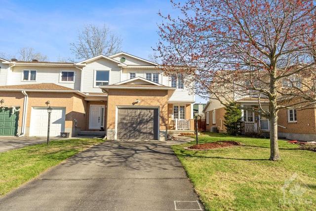 32 Ravenscroft Court, Townhouse with 3 bedrooms, 3 bathrooms and 3 parking in Ottawa ON | Image 1