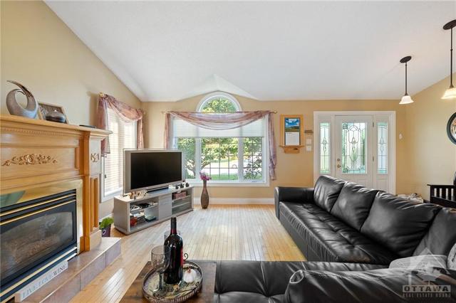823 Laval Street, House detached with 3 bedrooms, 2 bathrooms and 4 parking in Casselman ON | Image 4