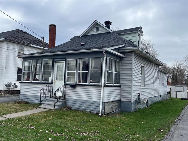 32 Ninth Street W, House detached with 2 bedrooms, 2 bathrooms and 3 parking in Cornwall ON | Image 2