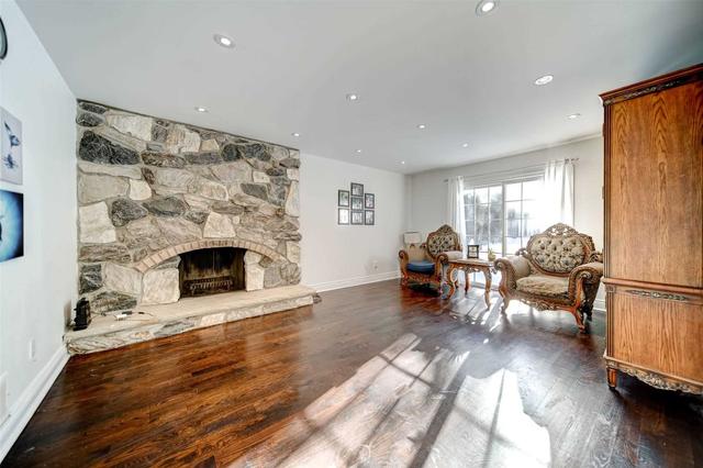 19 Bobwhite Cres, House detached with 5 bedrooms, 5 bathrooms and 4 parking in Toronto ON | Image 2
