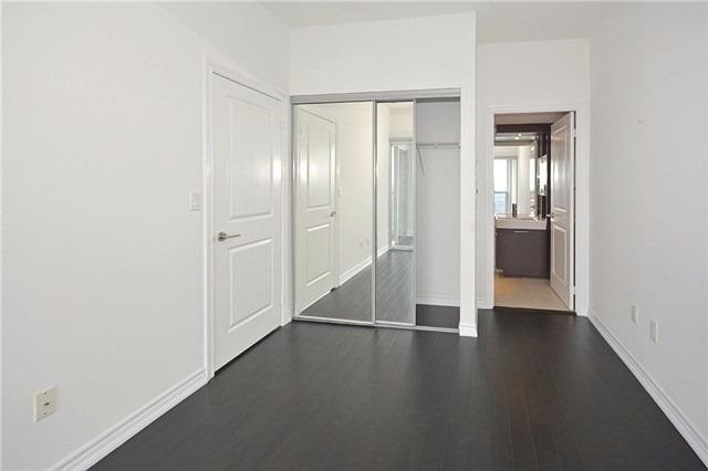 5604 - 386 Yonge St, Condo with 2 bedrooms, 2 bathrooms and 1 parking in Toronto ON | Image 5