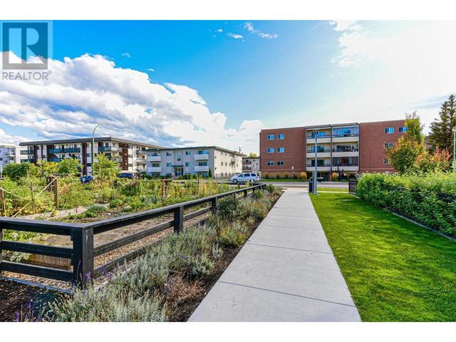202 - 555 Rowcliffe Avenue, Condo with 2 bedrooms, 2 bathrooms and 1 parking in Kelowna BC | Image 1