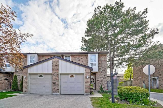 680 Regency Crt, Townhouse with 3 bedrooms, 2 bathrooms and 2 parking in Burlington ON | Image 1