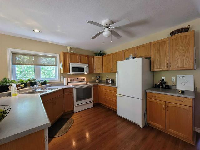 21 St James Pl, House detached with 2 bedrooms, 2 bathrooms and 3 parking in Wasaga Beach ON | Image 4
