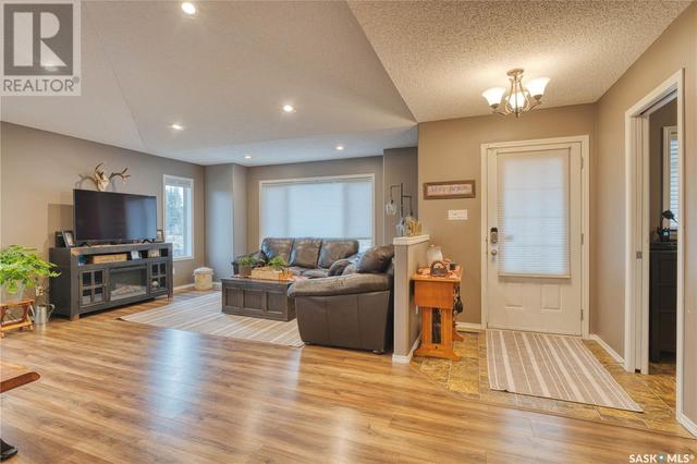 118 2nd Street W, House detached with 5 bedrooms, 3 bathrooms and null parking in Pierceland SK | Image 2