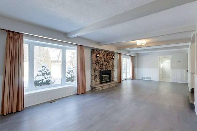 141 Castle Cres, House detached with 4 bedrooms, 3 bathrooms and 4 parking in Oakville ON | Image 3