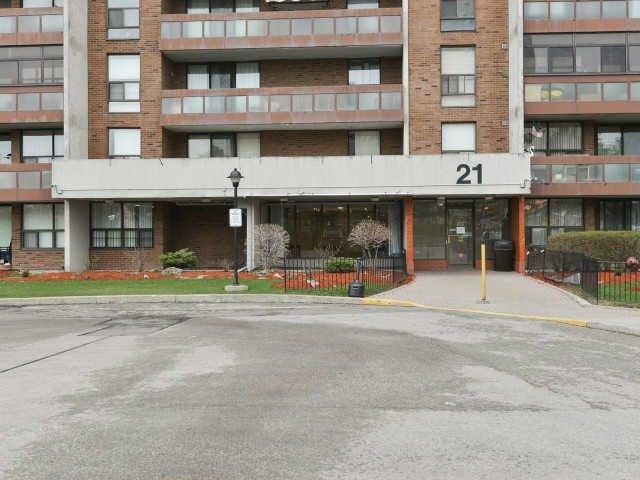 201 - 21 Knightsbridge Rd, Condo with 3 bedrooms, 2 bathrooms and 1 parking in Brampton ON | Image 2