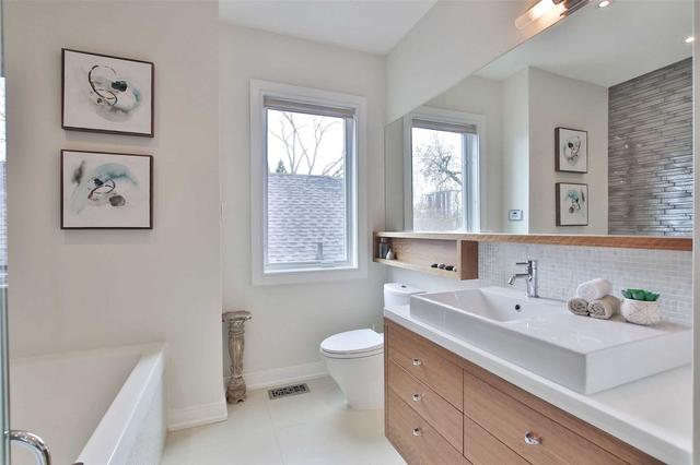 266 Sheldrake Blvd, House detached with 4 bedrooms, 4 bathrooms and 1 parking in Toronto ON | Image 20