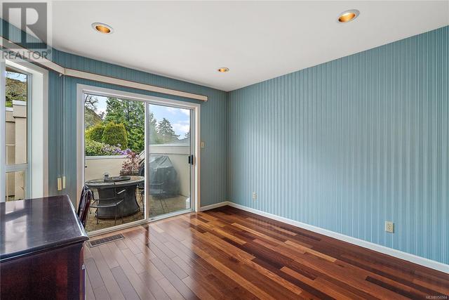 25 - 881 Nicholson St, House attached with 3 bedrooms, 3 bathrooms and null parking in Saanich BC | Image 24