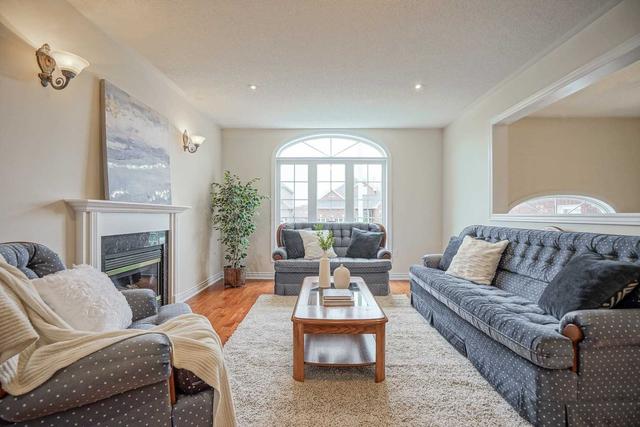 102 Root Cres, House detached with 3 bedrooms, 2 bathrooms and 6 parking in Ajax ON | Image 3