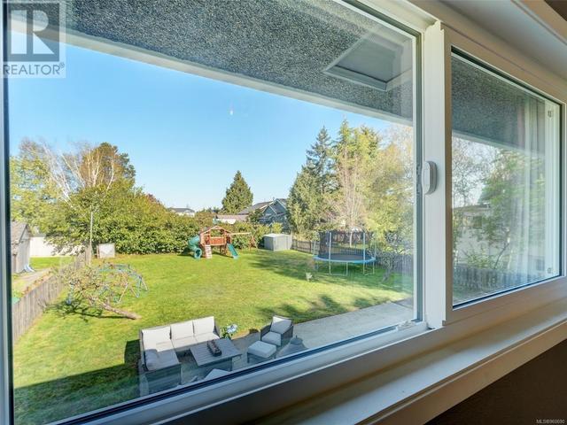 3240 Eldon Pl, House detached with 5 bedrooms, 2 bathrooms and 2 parking in Saanich BC | Image 15