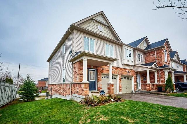 26 Lander Cres, House attached with 3 bedrooms, 3 bathrooms and 3 parking in Clarington ON | Image 1