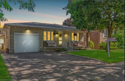 28 Blackfriar Lane, House detached with 2 bedrooms, 1 bathrooms and 3 parking in Brantford ON | Card Image