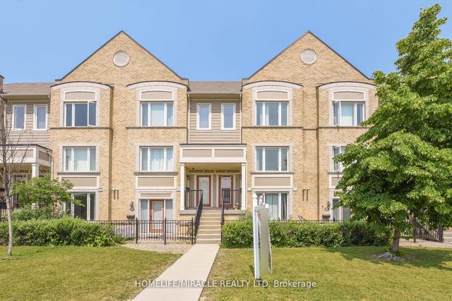 102 - 60 Fairwood Circ, Townhouse with 3 bedrooms, 3 bathrooms and 1 parking in Brampton ON | Image 1