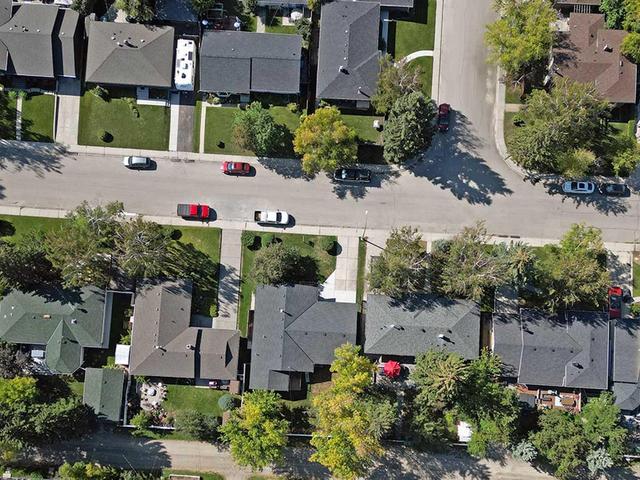 Aerial view of neighbourhood | Image 34