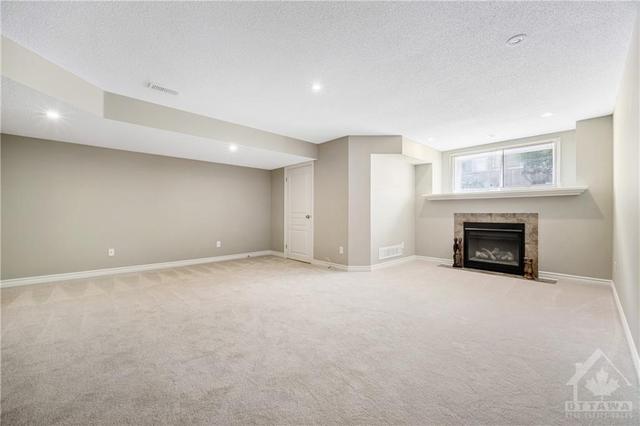 213 Butterfly Walk, Townhouse with 3 bedrooms, 3 bathrooms and 3 parking in Ottawa ON | Image 23