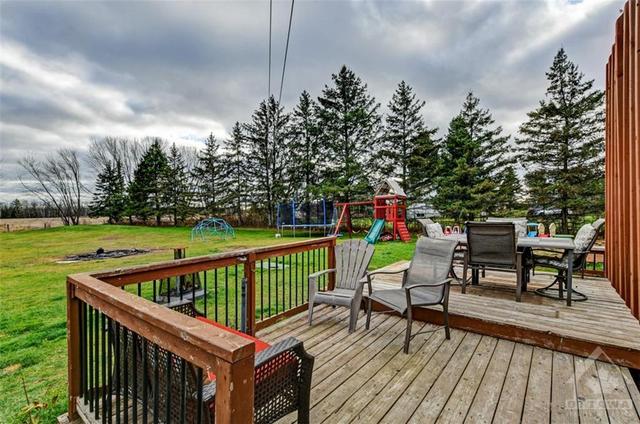 880 Concession 1 Road, House detached with 2 bedrooms, 1 bathrooms and 8 parking in Alfred and Plantagenet ON | Image 24