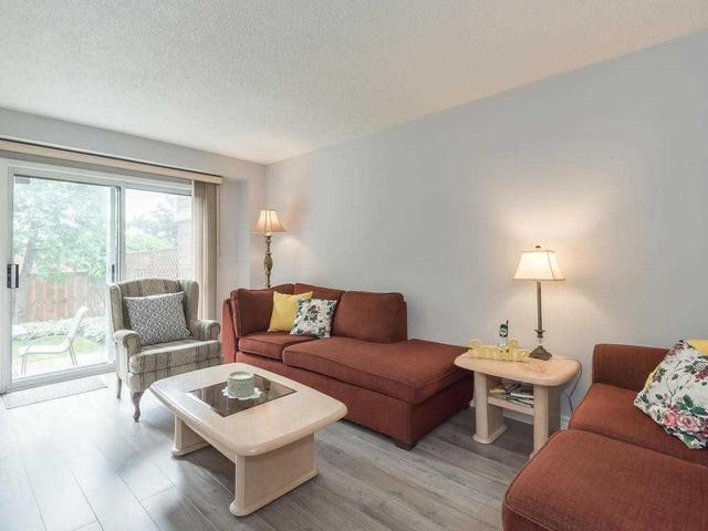 97 Ashton Cres, Townhouse with 3 bedrooms, 2 bathrooms and 1 parking in Brampton ON | Image 3