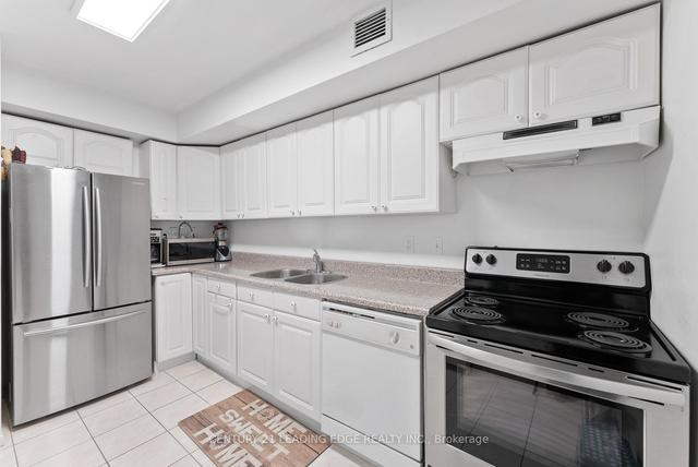 224 - 2 Valhalla Inn Rd, Condo with 3 bedrooms, 3 bathrooms and 1 parking in Toronto ON | Image 3