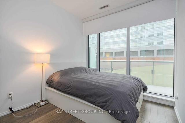 1105 - 197 Yonge St, Condo with 1 bedrooms, 1 bathrooms and 0 parking in Toronto ON | Image 2
