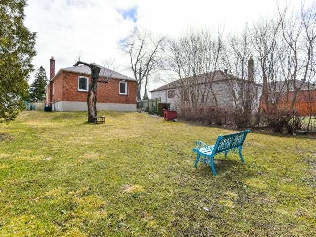 21 Flora Dr, House detached with 3 bedrooms, 2 bathrooms and 5 parking in Toronto ON | Image 19