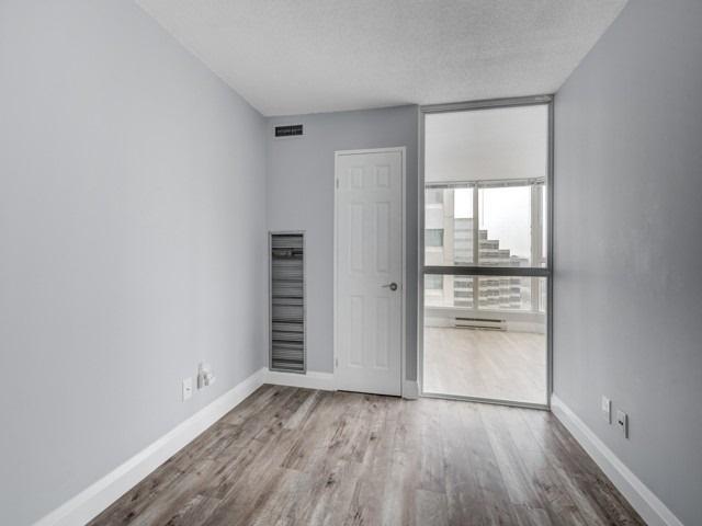 2306 - 55 Centre Ave, Condo with 2 bedrooms, 2 bathrooms and 1 parking in Toronto ON | Image 8