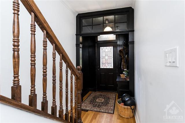 57 Elm Street, Townhouse with 3 bedrooms, 2 bathrooms and 1 parking in Ottawa ON | Image 3