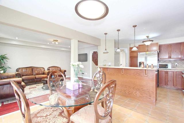 12 Moss Creek Crt, House detached with 4 bedrooms, 4 bathrooms and 6 parking in Brampton ON | Image 6
