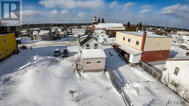 43 Kirkpatrick St, House detached with 2 bedrooms, 1 bathrooms and null parking in Kirkland Lake ON | Image 2