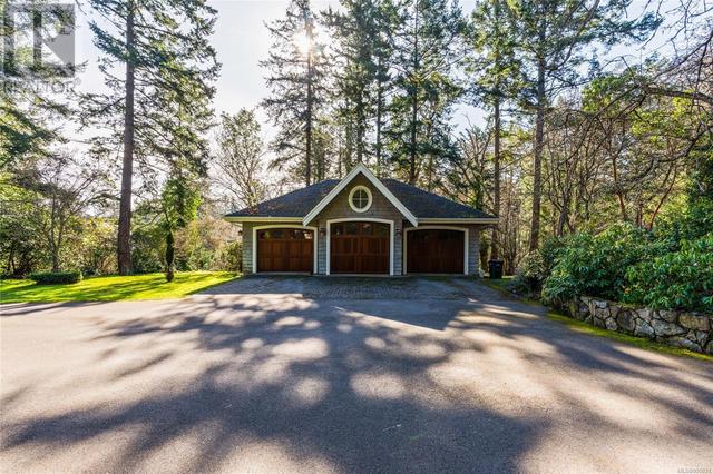 2600 Queenswood Dr, House detached with 5 bedrooms, 7 bathrooms and 10 parking in Saanich BC | Image 79