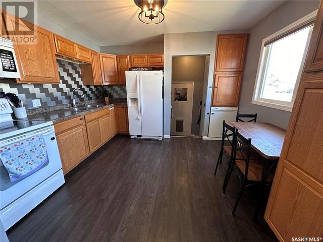 846 Smith Street, House detached with 4 bedrooms, 2 bathrooms and null parking in Estevan SK | Image 6