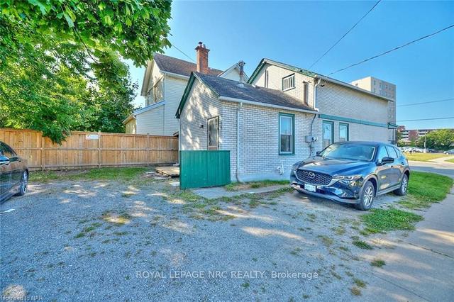 58 Court St, House detached with 2 bedrooms, 2 bathrooms and 2 parking in St. Catharines ON | Image 4