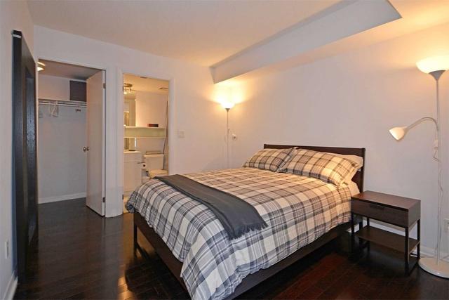 733 - 111 Elizabeth St, Condo with 2 bedrooms, 2 bathrooms and 1 parking in Toronto ON | Image 3