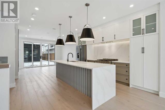 The 7’ engineered hardwood flooring throughout this floor gives it clean and modern lines | Image 6