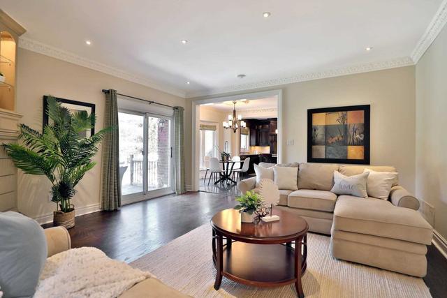 1717 Chesbro Crt, House detached with 6 bedrooms, 6 bathrooms and 6 parking in Mississauga ON | Image 3