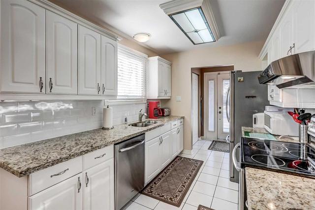 Upper - 2725 Hollington Cres N, House semidetached with 3 bedrooms, 1 bathrooms and 3 parking in Mississauga ON | Image 2