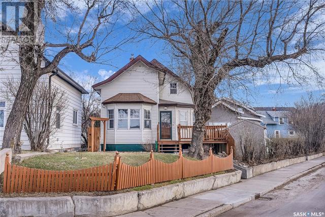 209 8th Street W, House detached with 4 bedrooms, 2 bathrooms and null parking in Saskatoon SK | Image 1