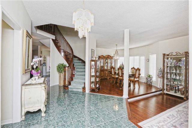 24 Tall Oaks Pl, House detached with 4 bedrooms, 3 bathrooms and 5 parking in Brampton ON | Image 3