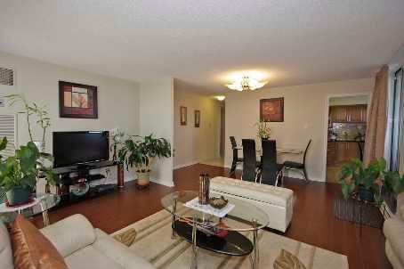 810 - 60 Inverlochy Blvd, Condo with 3 bedrooms, 2 bathrooms and 1 parking in Markham ON | Image 2