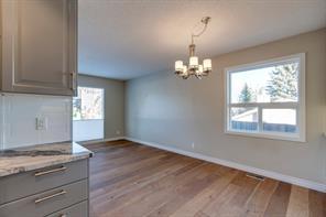 422 Oakhill Place Sw, House detached with 4 bedrooms, 2 bathrooms and 4 parking in Calgary AB | Image 5