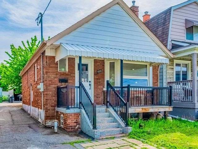 625 Harvie Ave, House detached with 3 bedrooms, 2 bathrooms and 4 parking in Toronto ON | Card Image
