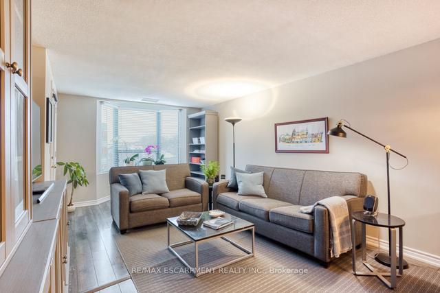 307 - 5 Ogilvie St, Condo with 2 bedrooms, 1 bathrooms and 1 parking in Hamilton ON | Image 2