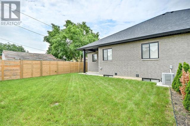 1782 Pierre Avenue, House semidetached with 5 bedrooms, 3 bathrooms and null parking in Windsor ON | Image 7